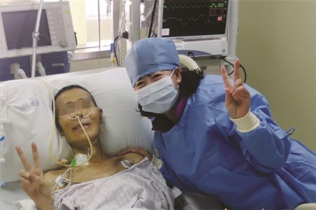 Lung-transplant patient Mr. Wang poses with medical staff after successfully receiving a lung donation from a foreign donor. Source China Daily