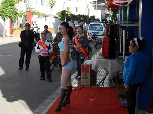 China Photo: Kunming side-street fashion show